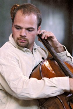 L�szl� Mezo, cello